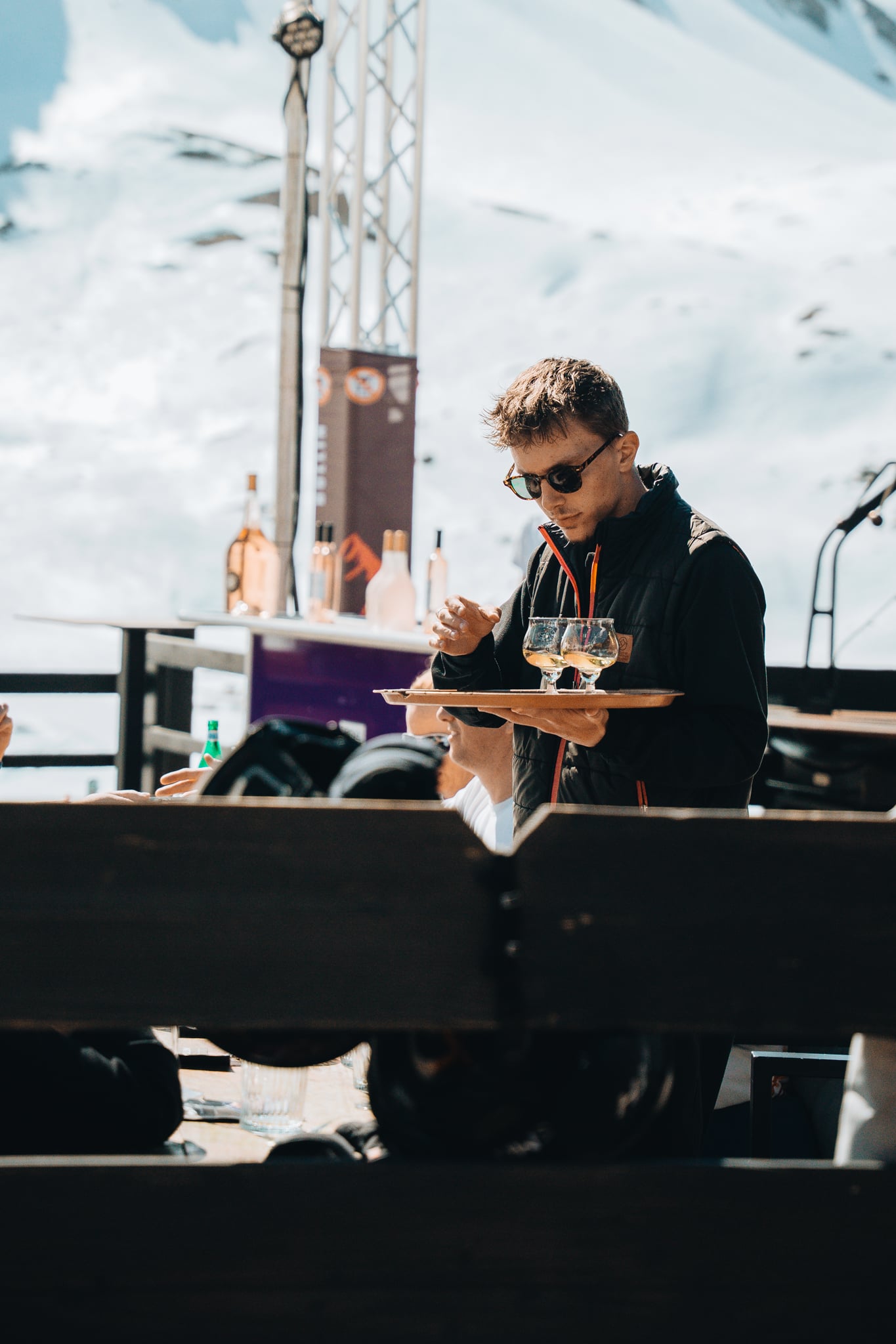 Terrasse ensoleillée avec vue montagne